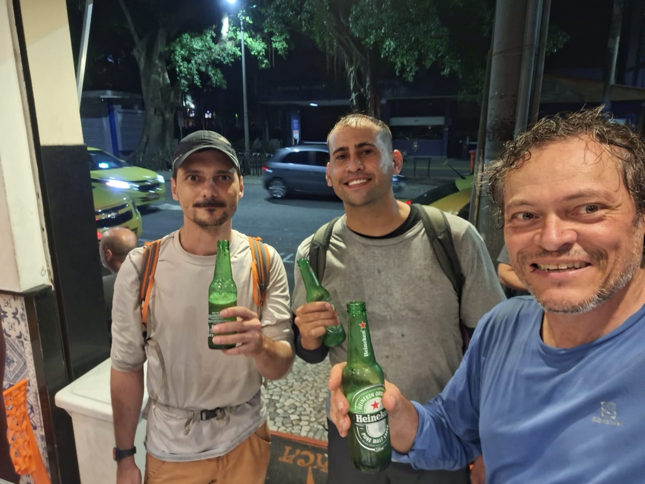 Rodrigo, Wagner e Marcello tomando cerveja